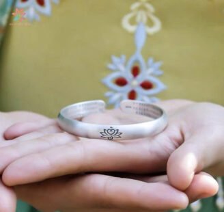 Kiềng Bạc Hoa Sen - Bình thản mà bước