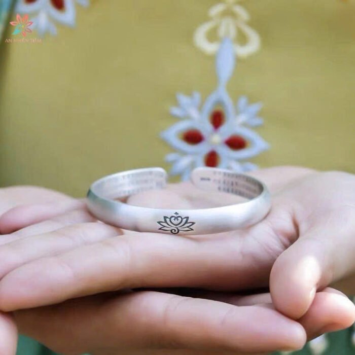 Kiềng Bạc Hoa Sen - Bình thản mà bước