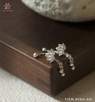 Bông tai Liên hoa xích bi - Đời bình an khi ta chẳng còn vướng bận